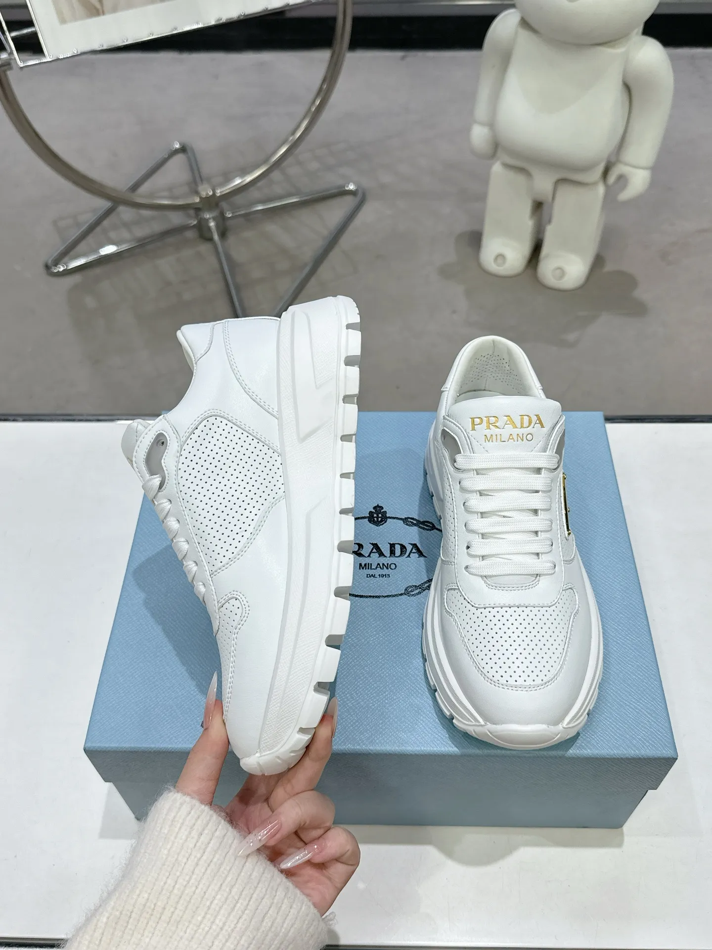 👟👟Ex-factory price 600👟👟 PRADA ²⁰²5𝐬𝐬Prada’s new product comes with strength! ❣️Many Internet celebrities have the same style, fashionable and versatile nice items, original shoes are developed and purchased from Italian counters, and are reproduced 1:1 according to the original taste. This year’s theme is not to be defined, embodying texture through simplicity💛From thick-soled sneakers to zigzag short boots to 2024 flat shoes, everything reveals a sure-fire momentum...combining gentleness and handsomeness, the finishing touch for women❤️ The top-grade open-edge beaded cowhide with imported cowhide triangle logo is consistent with the original version, the wear-resistant and ultra-light two-color outsole, and the sheepskin lining are breathable and comfortable. ⚛Size: Women's 35-40 ⚛Size: Men's 39-45 Original packaging accessories. ⚛